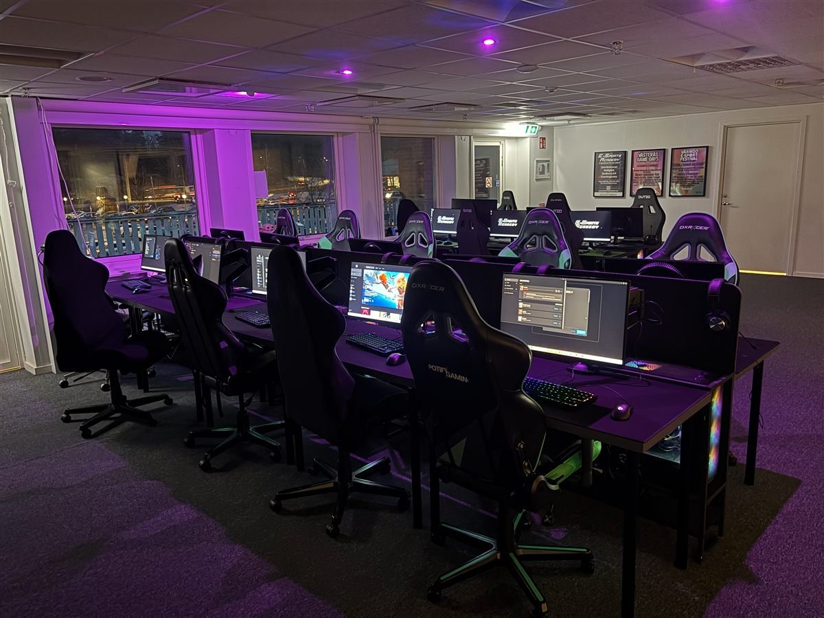 E-Sports Academys gaminglokal med spelriggar och lila belysning