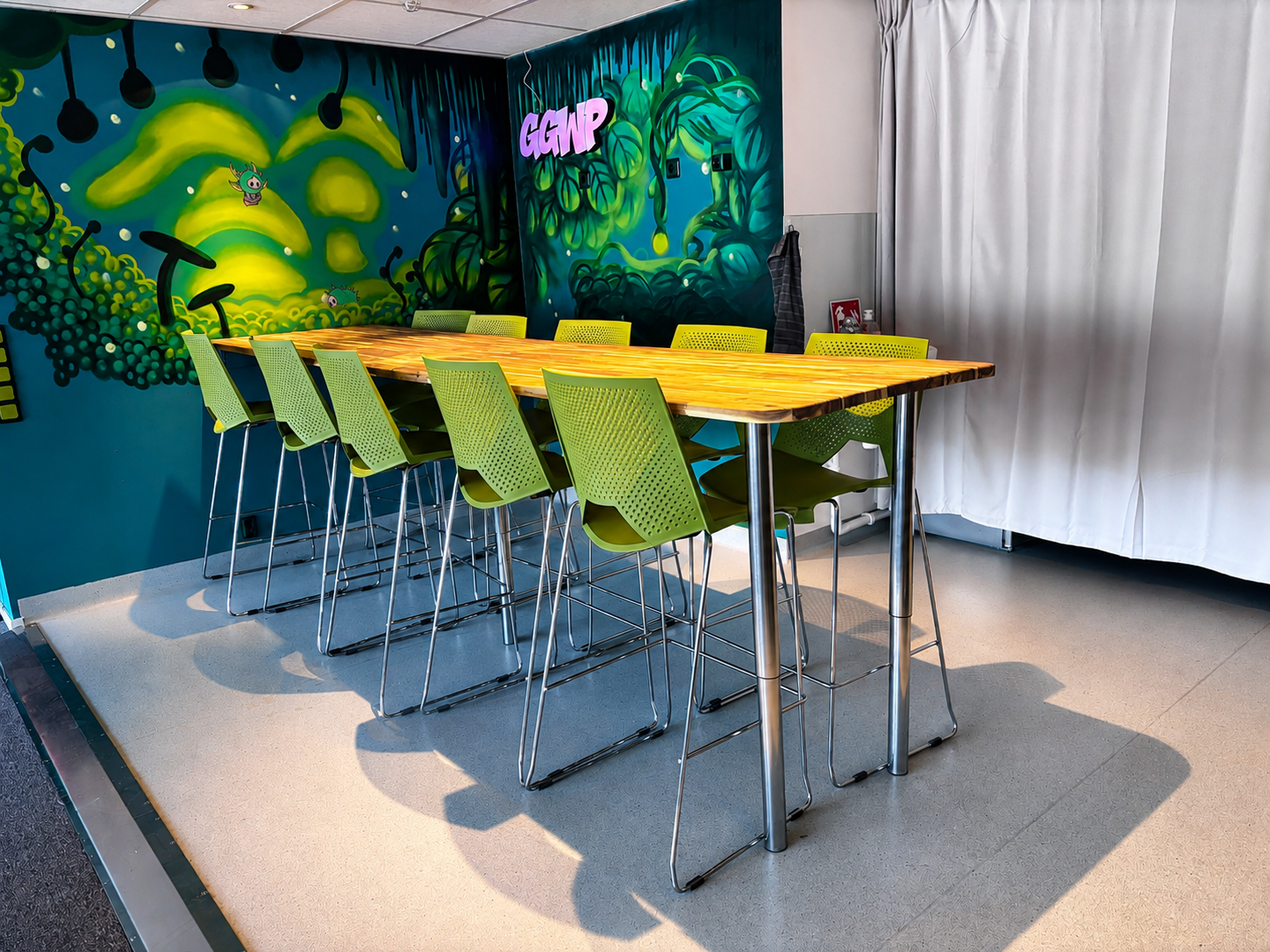 Samlingsyta med långbord i E-Sports Academys gamingcenter