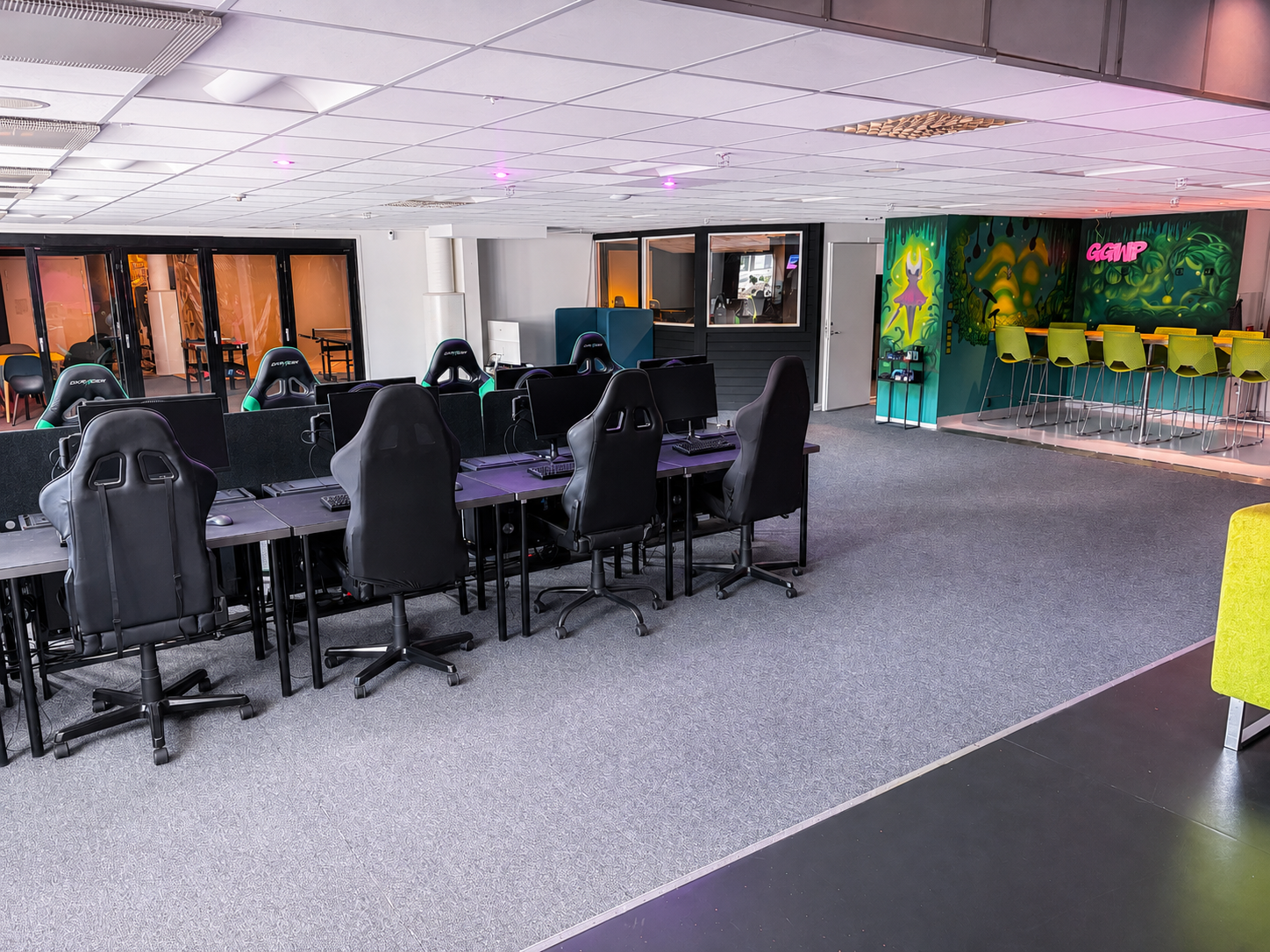 Översikt över gamingcenter med datorplatser och caféyta