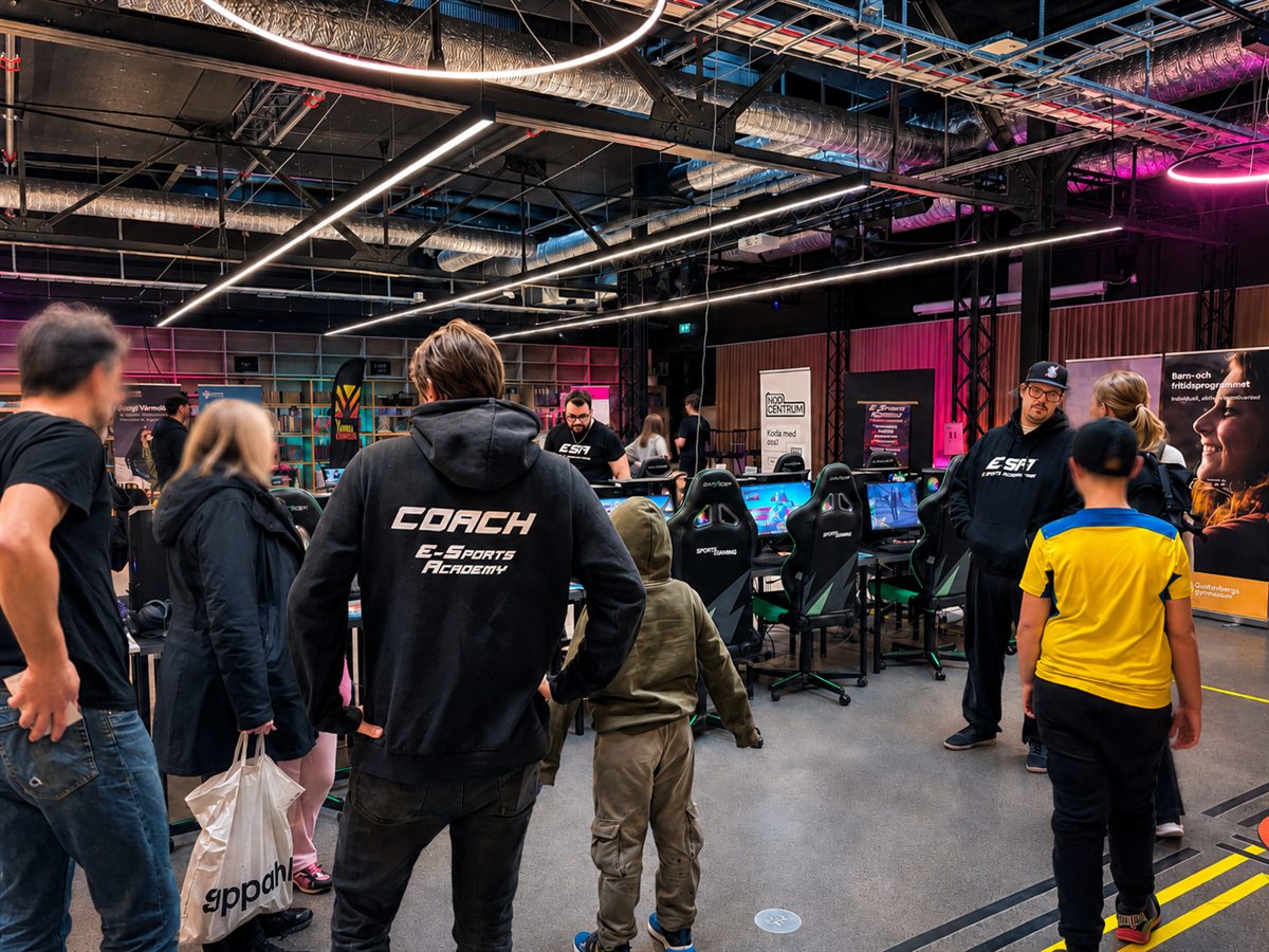 Graffitivägg och lounge i E-Sports Academys gamingcenter