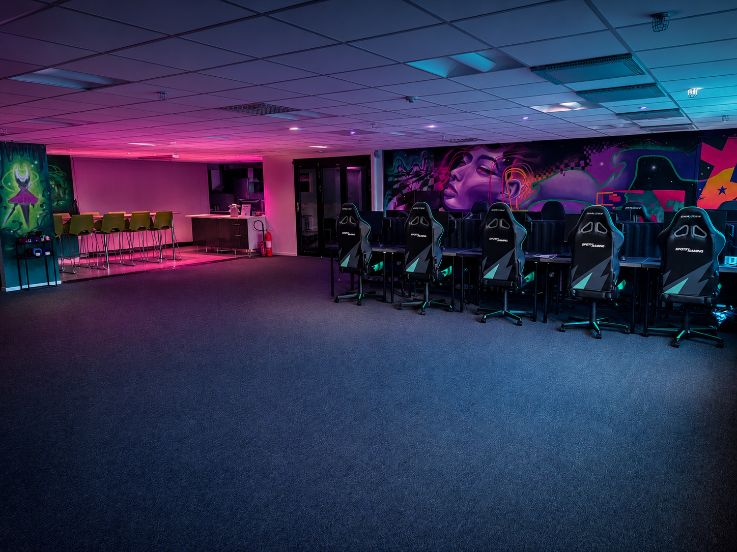 E-Sports Academys gamingcenter med gamingplatser, lounge och färgad belysning
