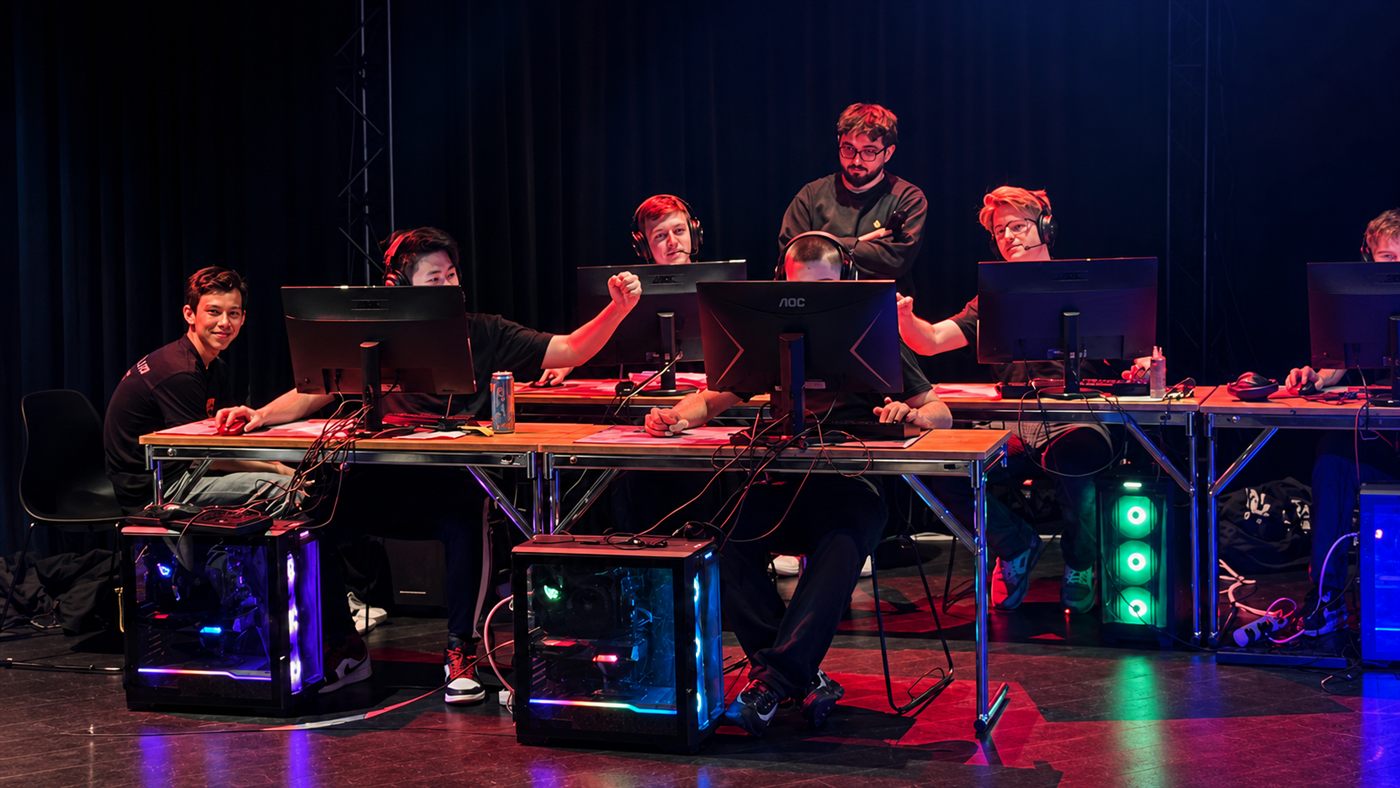 E-sportlag spelar tillsammans under tävling