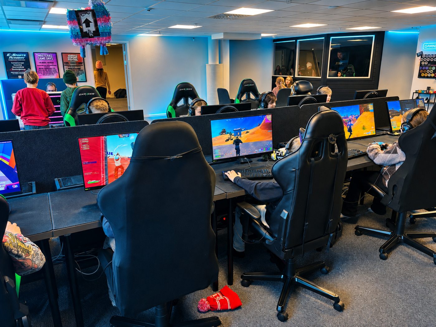 Barn och unga spelar tillsammans under skollovs-LAN i E-Sports Academys lokal
