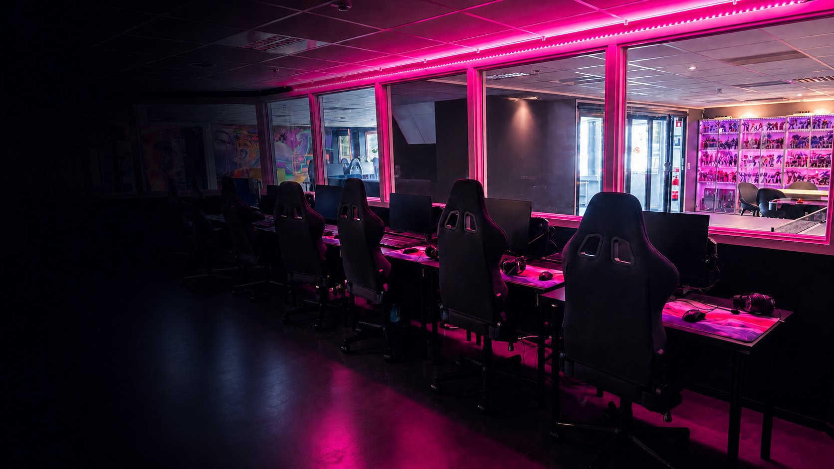 Gamingcenter med datorplatser och rosa LED-belysning