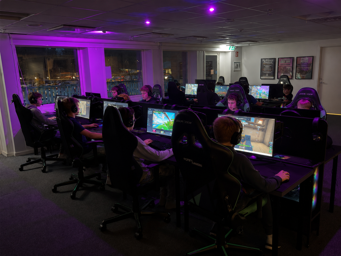Gaminglokal med spelriggar på E-Sports Academy